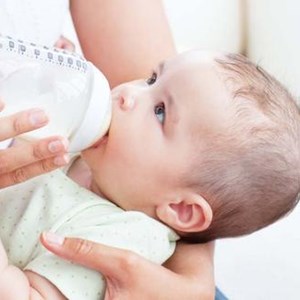 Những lưu ý khi sử dụng sữa công thức cho bé